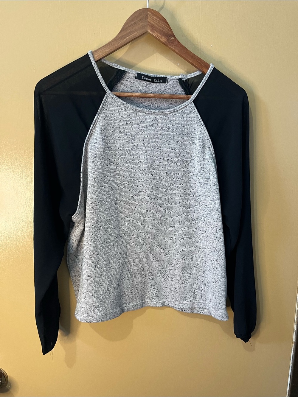 Sweet Rain | S | Women's Black & Gray Raglan Long Sleeve Top | PTP 19”